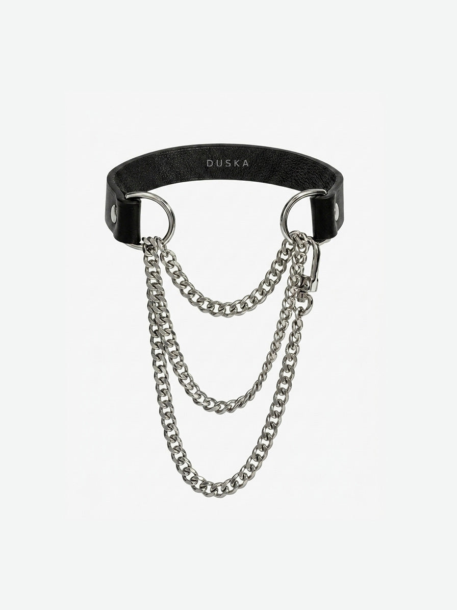 Pulling Fashion and Fun Choker in black leather with triple silver chain drop